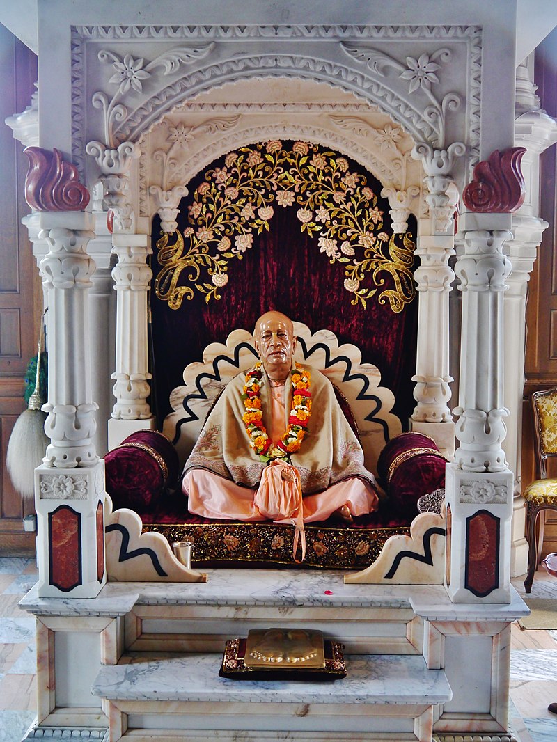 800px-Luçay-le-Male_Temple_New_Mayapur_à_Château_d'Oublaise_Innen_Salle_a_Prière_Srila_Prabhupada_2