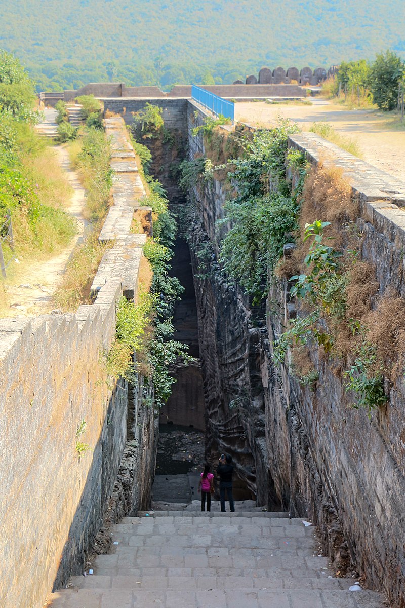 800px-Adi_Kadi_Vav_03