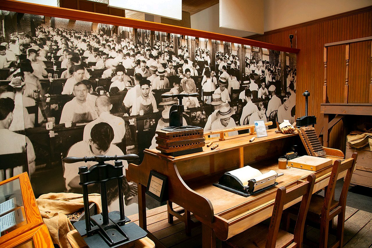 1280px-Cigar_making_display_Ybor_City_Museum_State_Park_Tampa_Florida