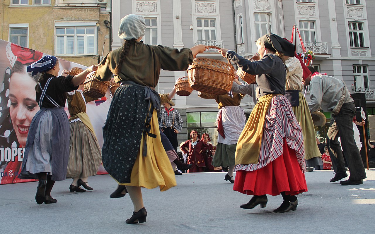 18th_International_Folklore_Festival_2012,_Plovdiv_(Bulgaria)_-_Belgian_folklore_ensemble_De_Boezeroenen,_Kuringen_15